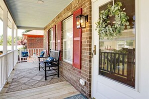 Terrace/patio - Contemporary Stylish Home btw DWTN Savannah&Tybee! (Savannah)