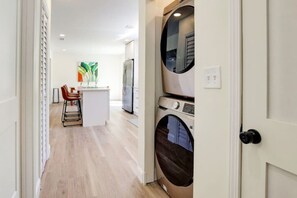 Interior - Contemporary Stylish Home btw DWTN Savannah&Tybee! (Savannah)