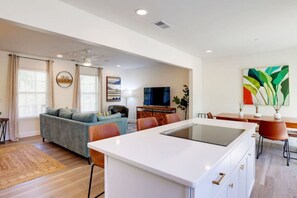 Interior - Contemporary Stylish Home btw DWTN Savannah&Tybee! (Savannah)