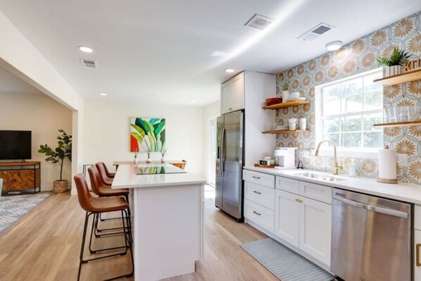 Jääkaappi, mikroaaltouuni, uuni, liesi