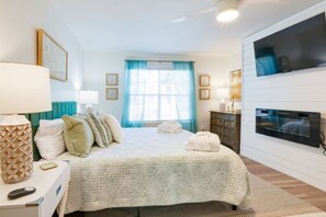 4 makuuhuonetta, työpöytä, silitysrauta/-lauta, vauvan matkasänky