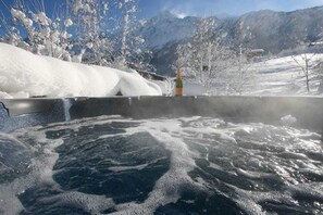 Outdoor spa tub - Luxury Chalet in Mégeve with Garden & Spa (Saint-Gervais-les-Bains)