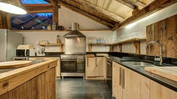 Een koelkast, een microgolfoven, een oven, een kookplaat