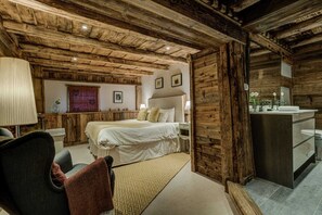 6 chambres, bureau, fer et planche à repasser, lit de bébé portatif