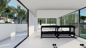 Ein modernes Fitnessstudio mit großem Fenster, Hantelständer und einem Schlagbeutel.
