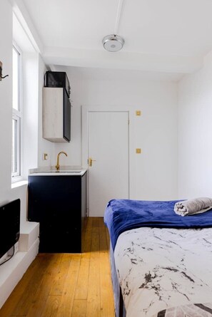 1 bedroom, iron/ironing board, WiFi, bed sheets - Tiny Studio in the Heart of City (London)