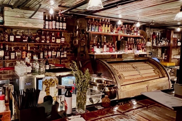4 bars/lounges