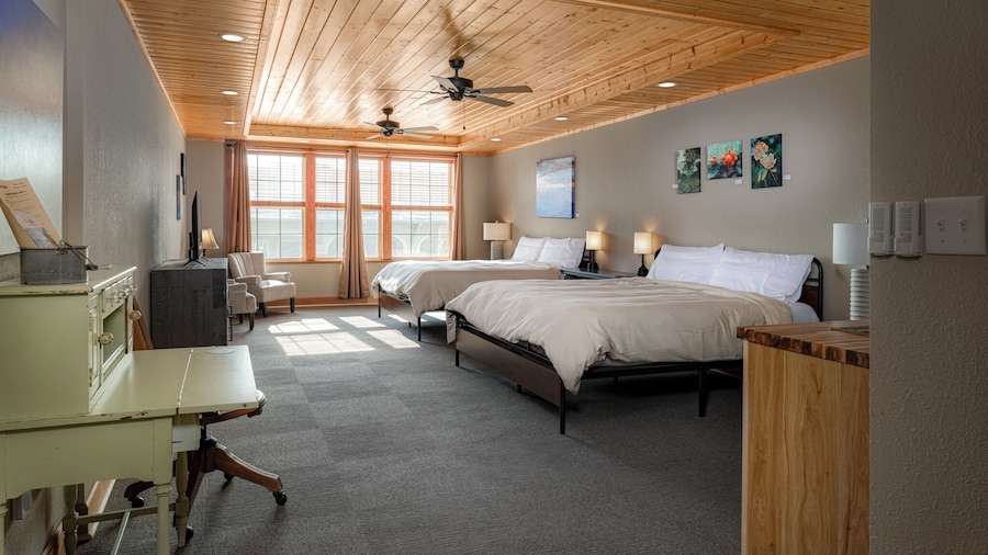 The NuWray Hotel & Carriage House