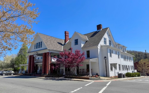 The NuWray Hotel & Carriage House
