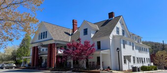 The NuWray Hotel & Carriage House