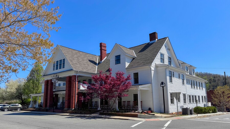 The NuWray Hotel & Carriage House
