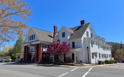 The NuWray Hotel & Carriage House