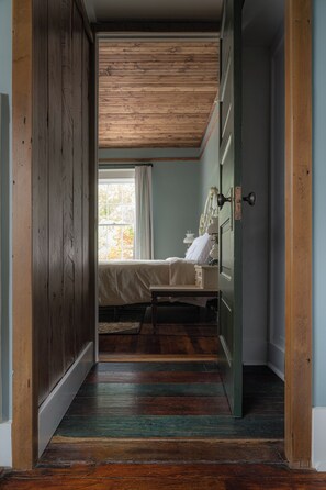 Hallway - The NuWray Hotel & Carriage House (Burnsville)