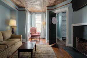 经典套房 | 起居区 | 智能电视