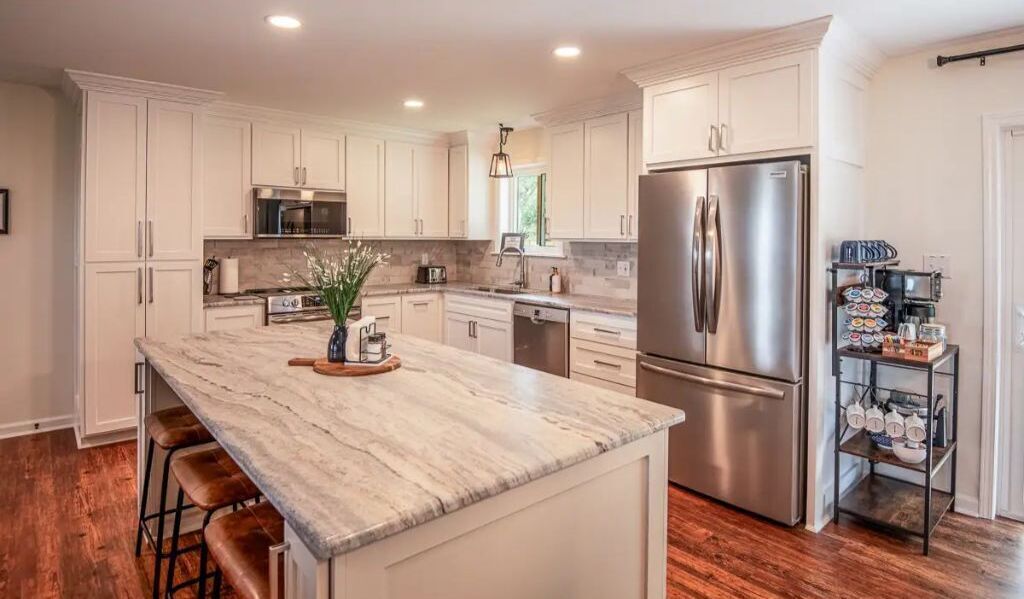 Jääkaappi, mikroaaltouuni, uuni, liesi