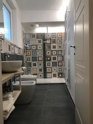 Superior Double Room | Bathroom | Rainfall showerhead, hair dryer, bidet, towels - DIMOR'A'   ROOMS (Pitigliano)