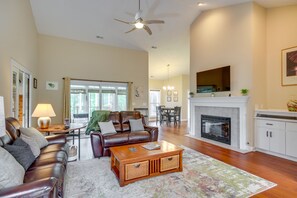TV, fireplace - McCormick Home: Monticello Golf Club Getaway! (McCormick)