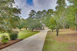 Property grounds - McCormick Home: Monticello Golf Club Getaway! (McCormick)