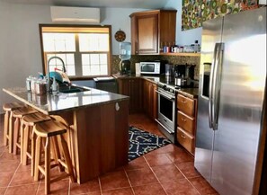 Basic Villa | Dapur peribadi | Peti sejuk/penyejuk beku saiz penuh, mesin basuh pinggan mangkuk 