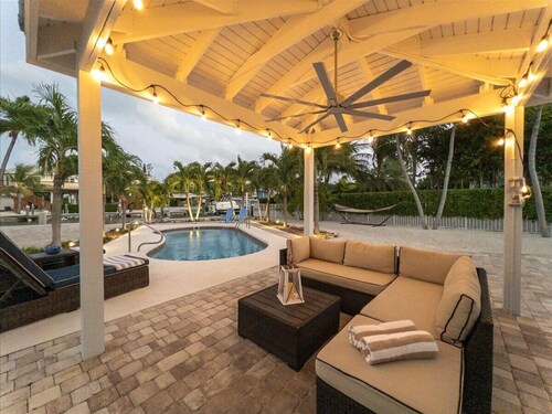 WAHOO! come be our guest. Walk to the Beach!-Family resort style House. 