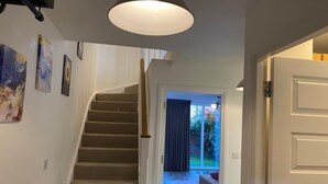 Una escalera conduce a un espacio de estar con vistas al exterior.