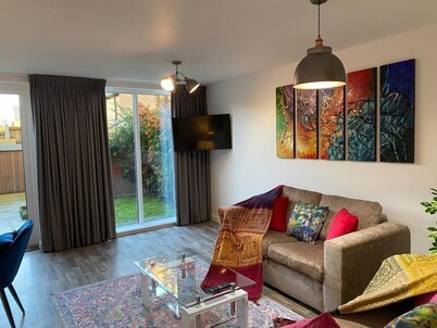 Homely Contemporary Trumpington House; 5 mins drive to Addenbrookes Hospital