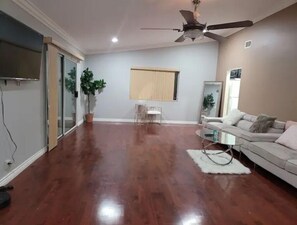 Living area - Cheerful 4bd 2ba in quiet cul-de-sac Disneyland. (Garden Grove)