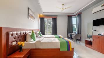 Deluxe-værelse | Pengeskab på værelset, skrivebord, lydisolering, sengetøj