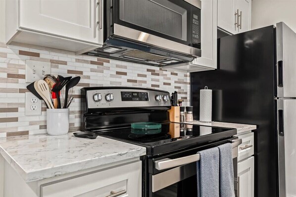 Køleskab, mikrobølgeovn, ovn, kogeplade