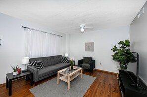 Living area - Central 2 Bd Great for Traveling Professionals! (Akron)