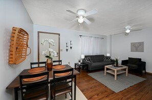 Living area - Central 2 Bd Great for Traveling Professionals! (Akron)