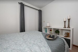 2 bedrooms, desk, iron/ironing board, free WiFi - Central 2 Bd Great for Traveling Professionals! (Akron)