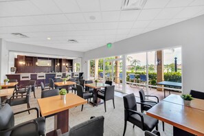 Dining - Tropical Tiki Family Retreat 5 mi. to Disney Magic -Ariel/Moana/Star Wars/Stitch (Kissimmee)