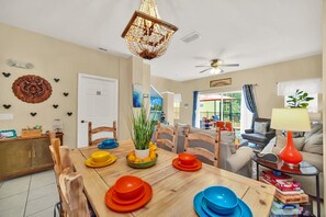 Dining - Tropical Tiki Family Retreat 5 mi. to Disney Magic -Ariel/Moana/Star Wars/Stitch (Kissimmee)