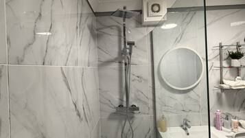 Apartment | Bilik Mandi | Pancuran mandi, tuala disediakan