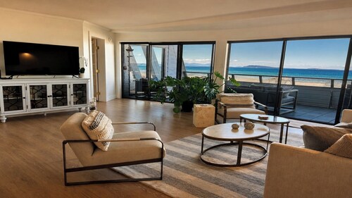 Stunning Beachfront Condo: Whale Watching & Cruise Ship Views