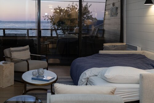 Stunning Beachfront Condo: Whale Watching & Cruise Ship Views