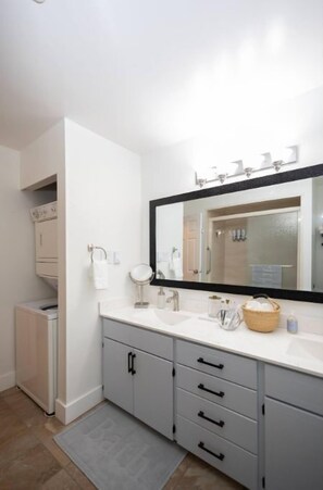 Een douche, een haardroger, handdoeken, zeep