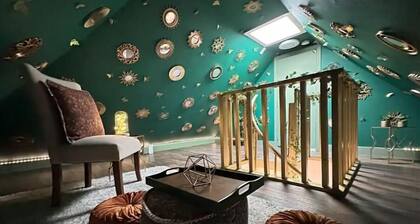 Enchanted Urban Tree House - Hot Tub Experience