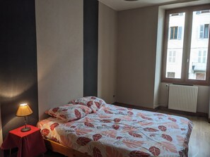 4 bedrooms, bed sheets