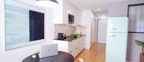 Refrigerador, microondas, parrilla de estufa y lavavajillas