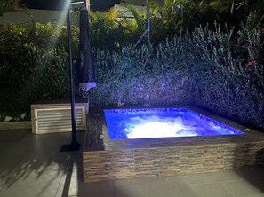 Bañera de hidromasaje al aire libre