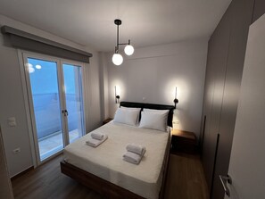 Panoraamahuoneisto (Avra) | Ylelliset vuodevaatteet, untuvapeitot, pillowtop-patjalliset sängyt