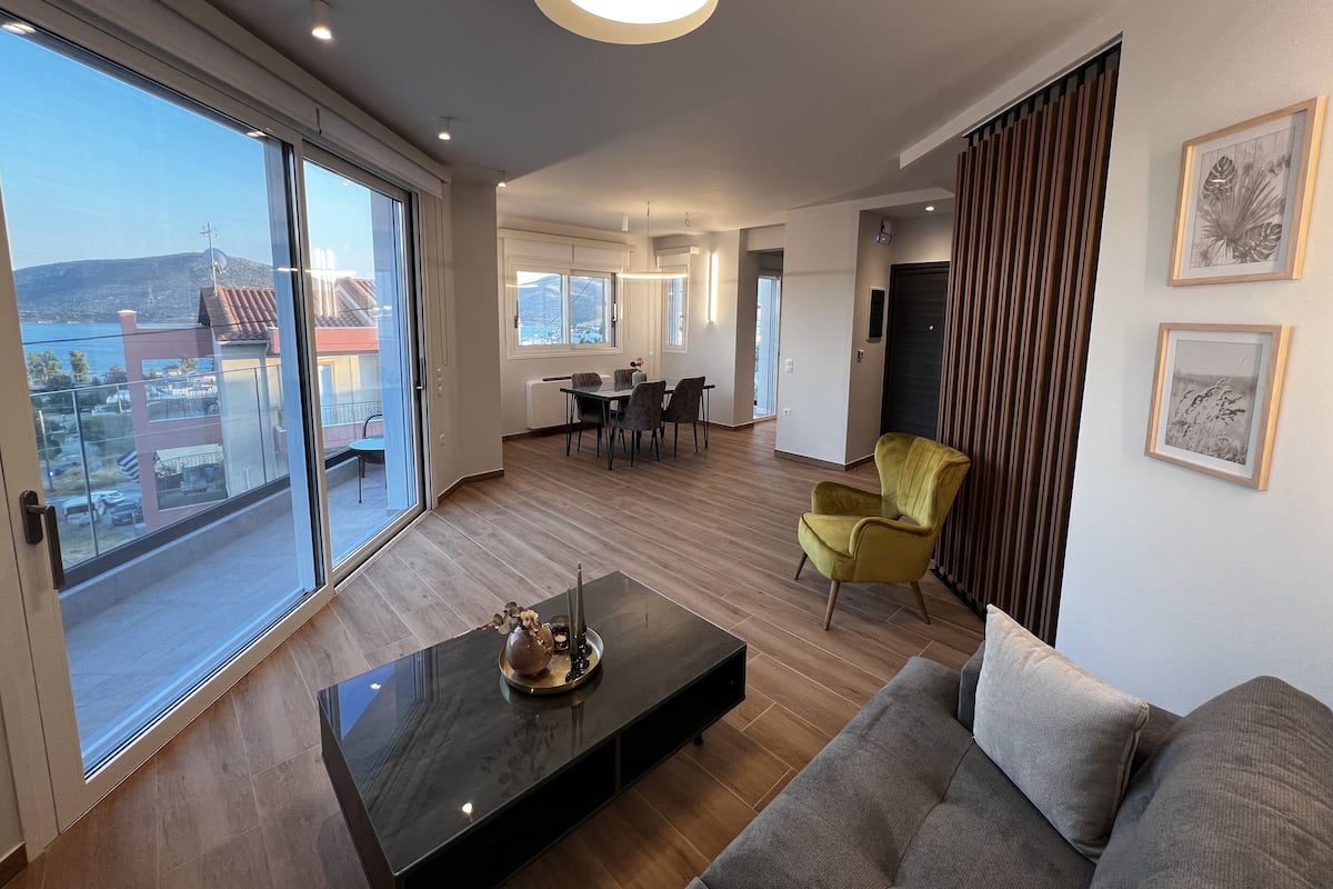 Panorama appartement (Elysia) | Woonruimte | Een 43-inch smart-tv met digitale zenders