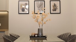 Departamento Confort, planta baja (Armonia) | Área de sala de estar | Smart TV de 43 pulgadas con canales digitales 