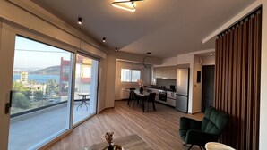 Un apartamento moderno con un balcón amplio, una zona de comedor y una cocina.