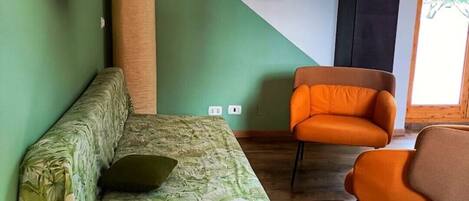 1 habitación, caja de seguridad en la habitación y escritorio