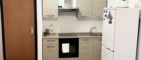 Fridge, oven, stovetop, coffee/tea maker