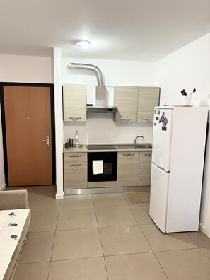 Kühlschrank, Ofen, Herdplatte, Wasserkocher mit Kaffee-/Teezubehör