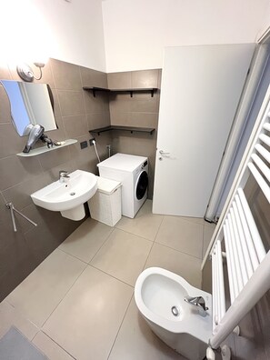 Haartrockner, Bidet, Handtücher, Seife